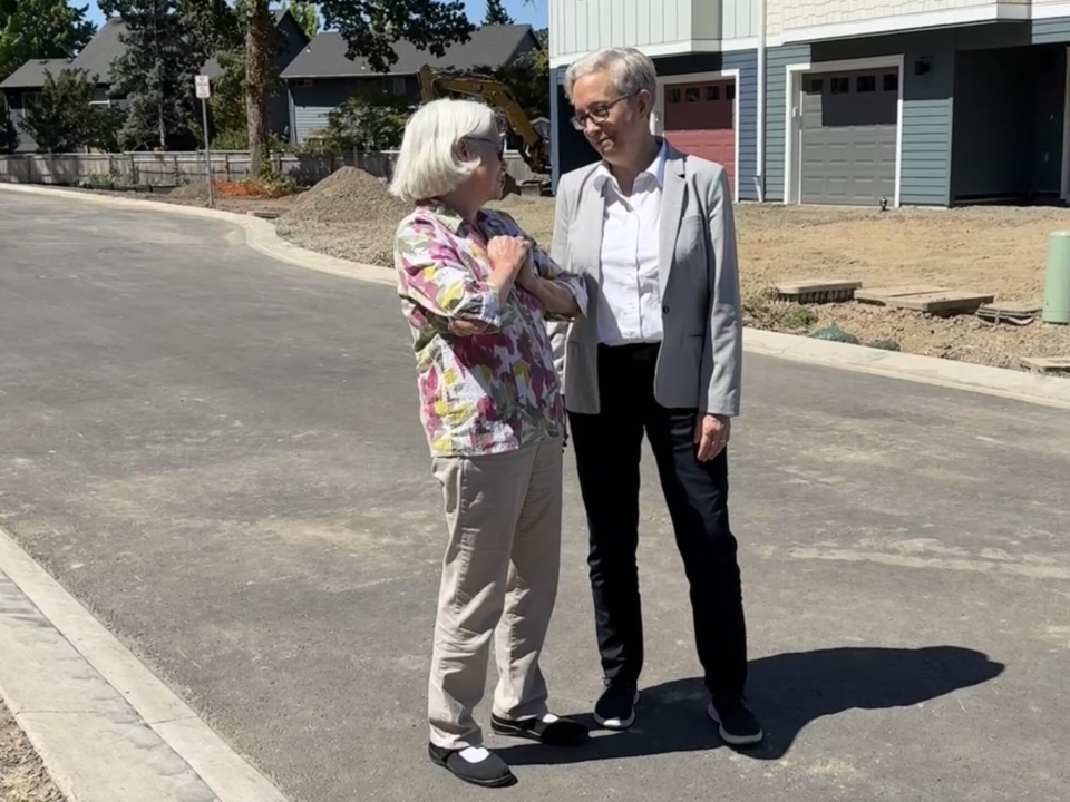 Habitat supporter speaks with Oregon governor