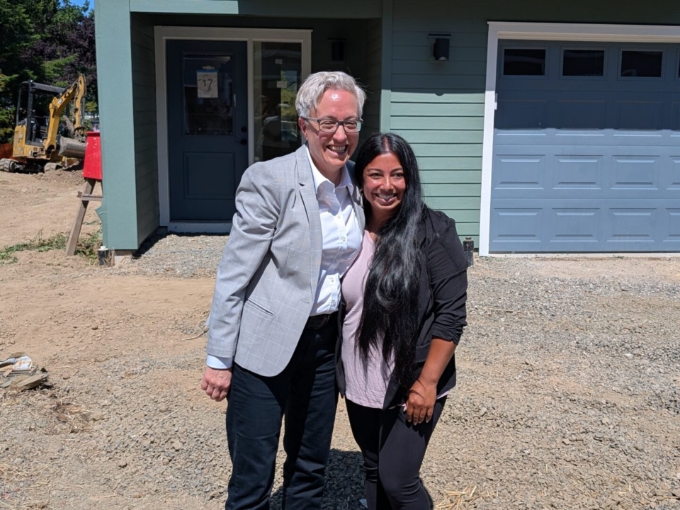 Oregon governor meets Habitat homeowner